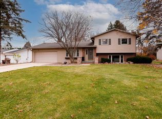 329 Park Crest Dr, Freeport, IL 61032