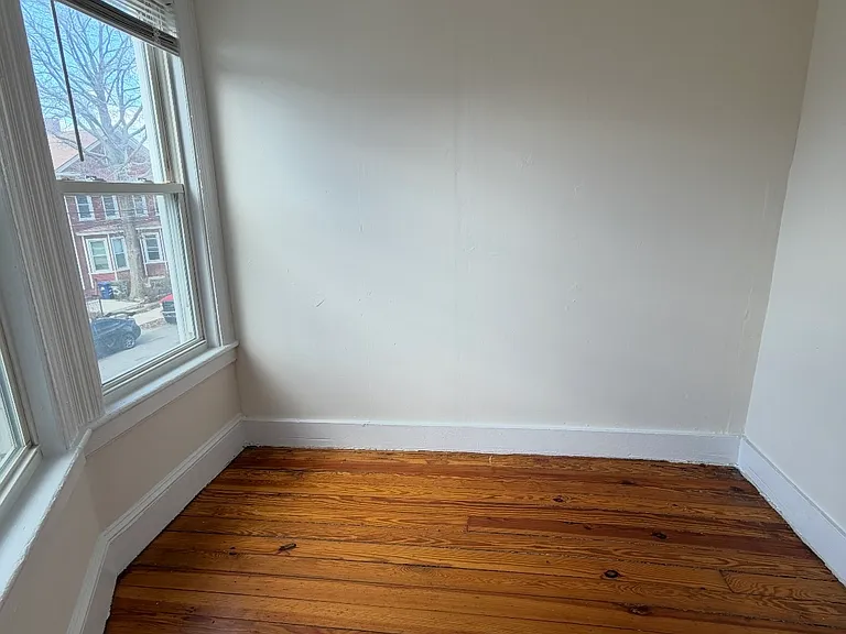 120 Rennell St — Photo 8