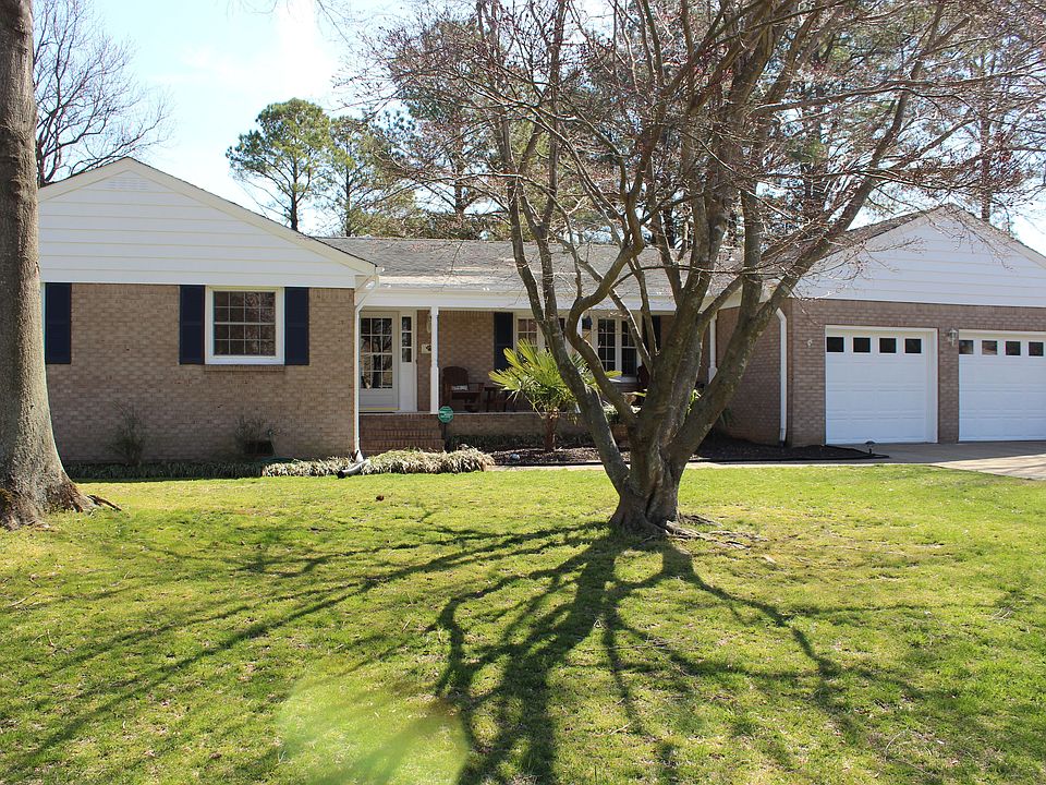 1st image of 828 Queen Elizabeth Dr