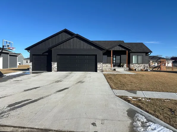 1440 Highlander Ln, Aurora, NE 68818