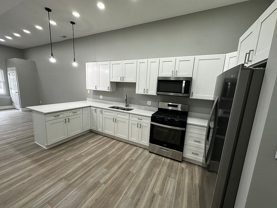 Kitchen - brand new Whirlpool appliances, quartz countertop and white kitchen cabinets
sq ft: 16'5" x 10'