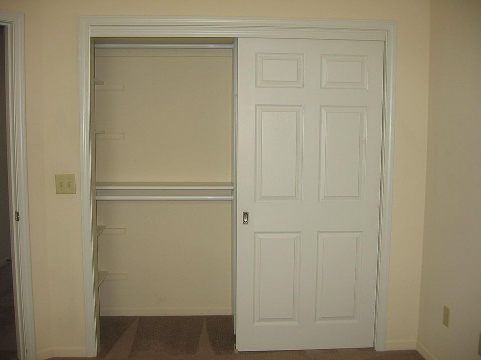 Closet in 2nd bedroom