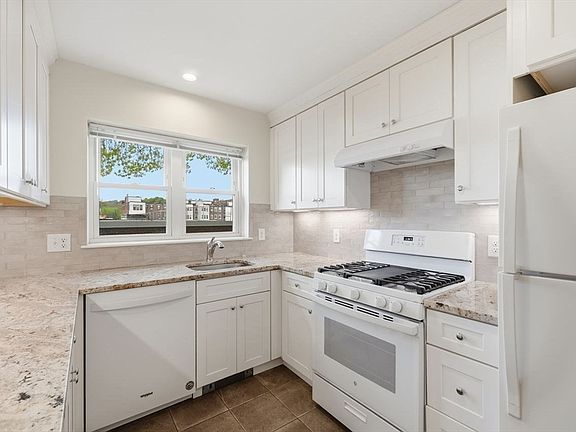 3rd image of 19 Alton Ct APT 2