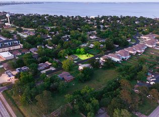 402 Bay Oaks Dr, La Porte, TX 77571