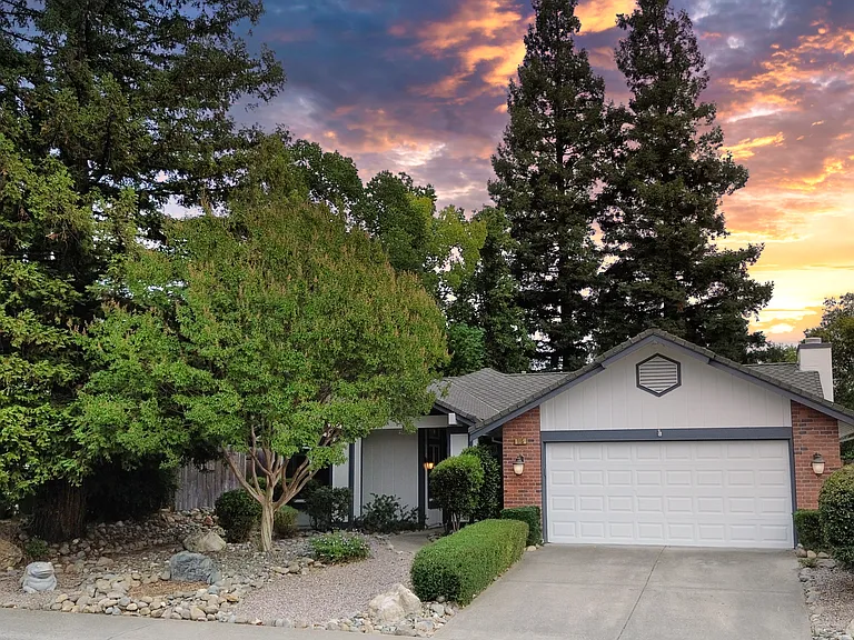 115 Rambling Dr — Photo 1