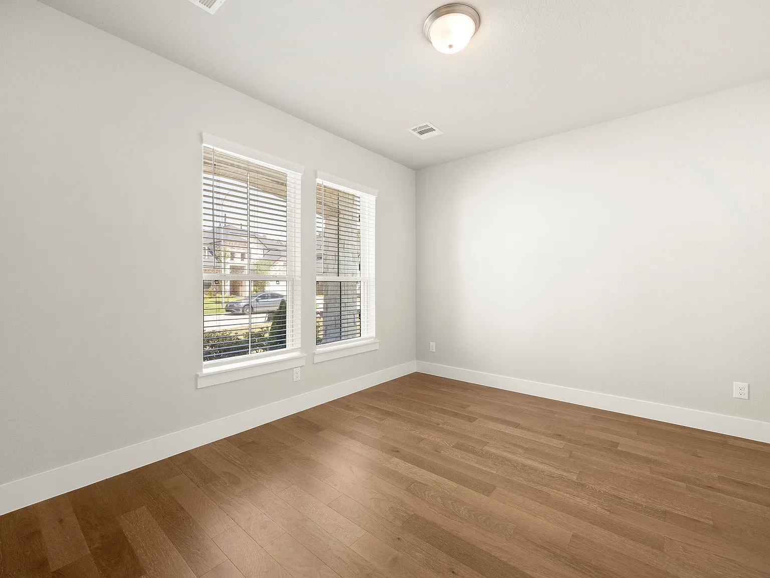6 bed, 3.5 bath, 4029 sqft, $3,995 — Photo 3