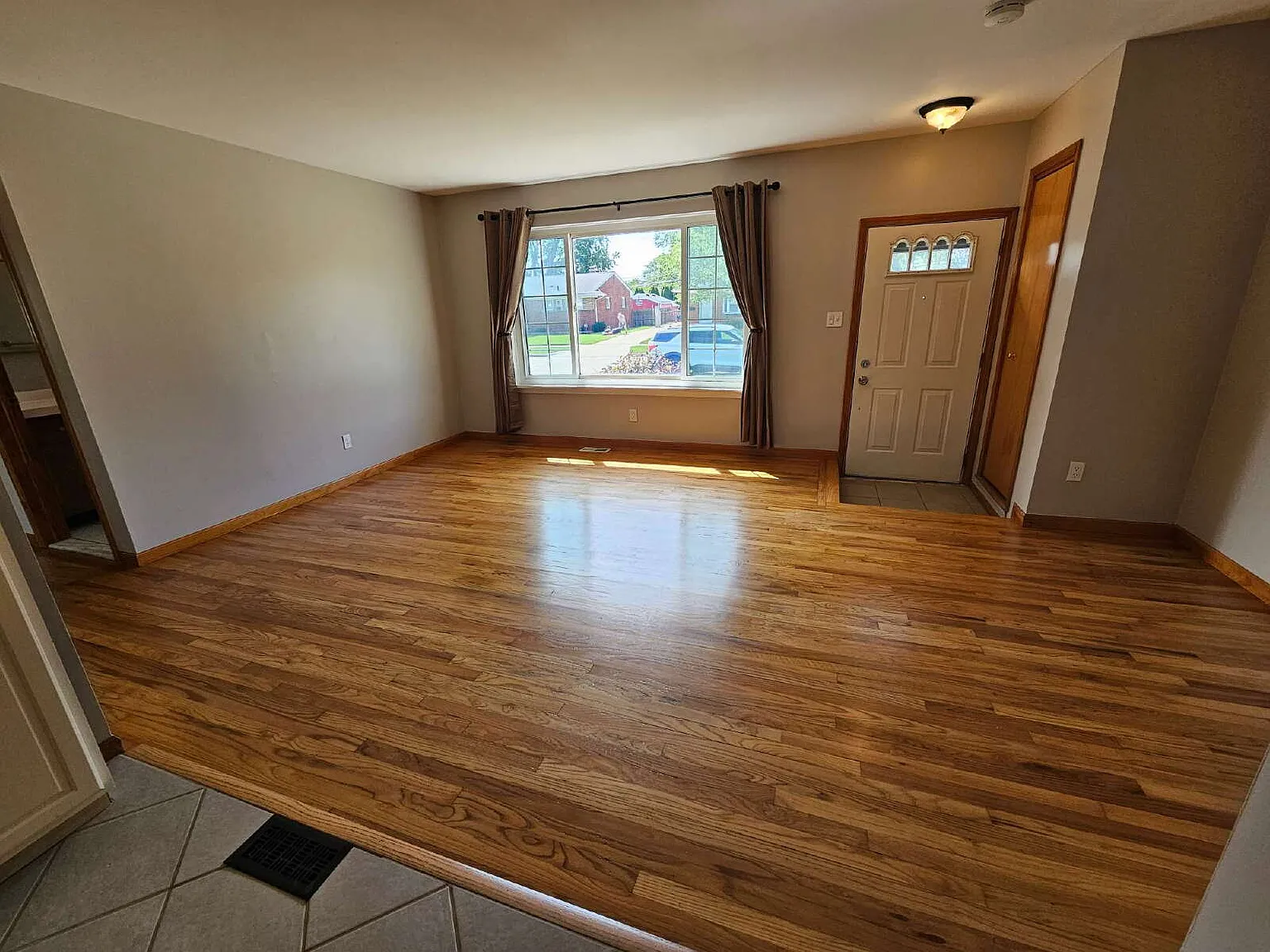 3 bed, 1.5 bath, 1000 sqft, $1,695 — Photo 3