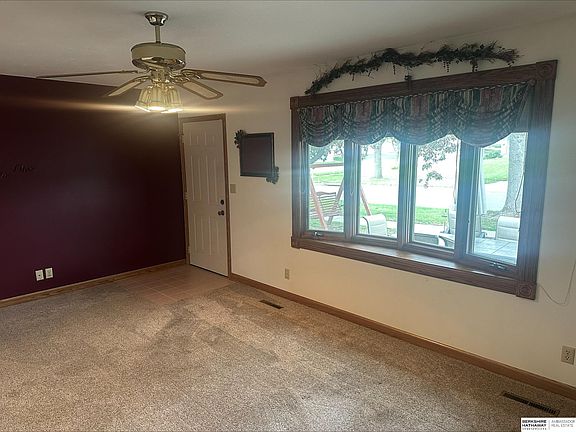 5th image of 835 W Belmont Ave