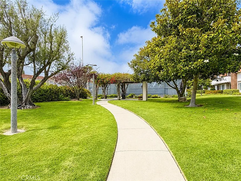 27943 Ridgebrook Ct — Photo 40