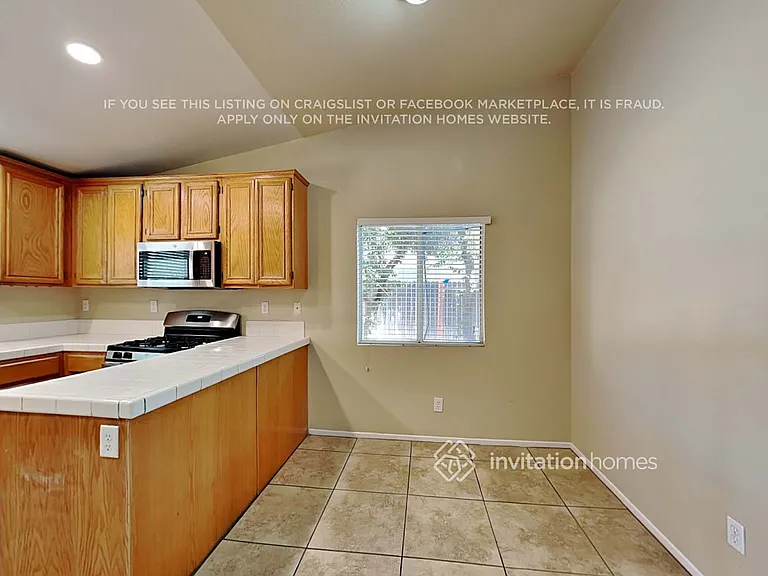 2628 N Maple Ave — Photo 5