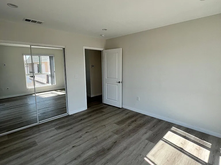 2314 Montrose Ave #E — Photo 4