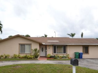 930 NE 205th St, Miami, FL 33179