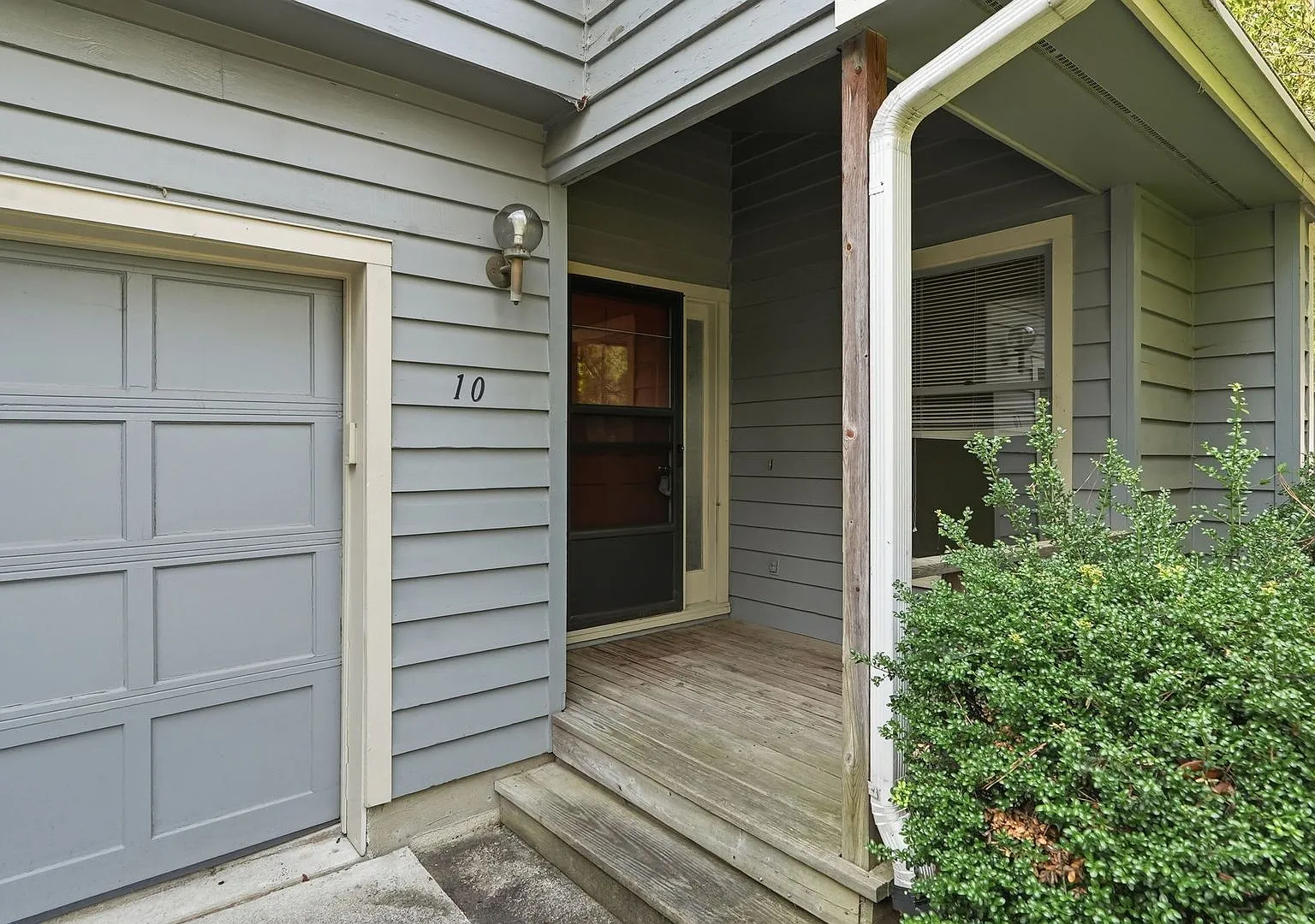 Move In Ready Three Bedroom Home — Photo 3