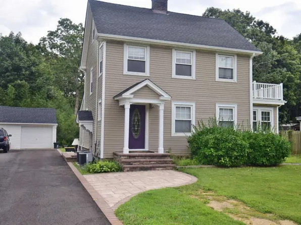 1057 Waverly Ave, Holtsville, NY 11742