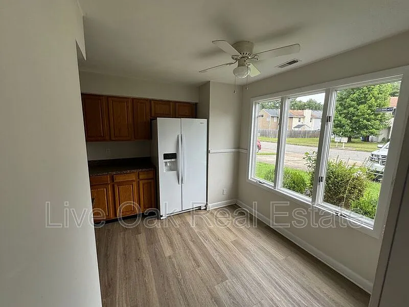2 bed, 1.5 bath, 1295 sqft, $1,595 — Photo 2