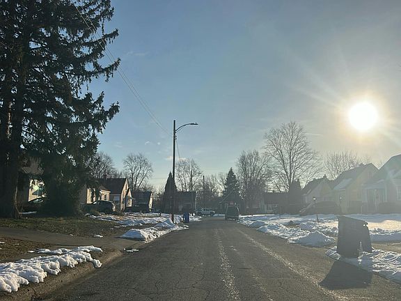 5th image of 806 E Brighton Rd