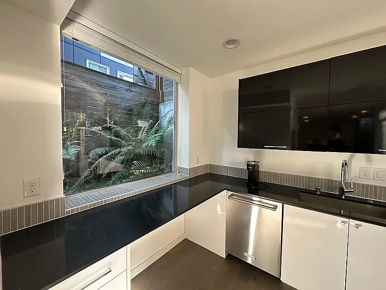 1406 E Spring St — Photo 13