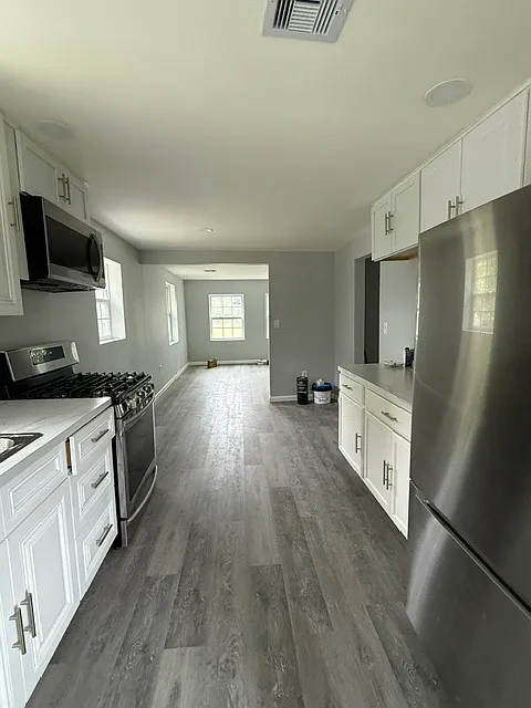 3 bed, 900 sqft, $2,500 — Photo 4