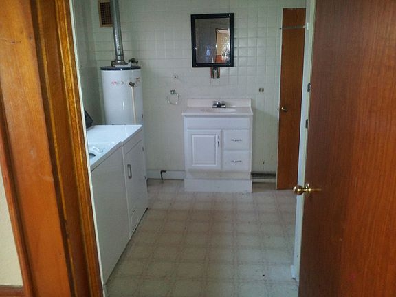Bathroom with 2 entrances