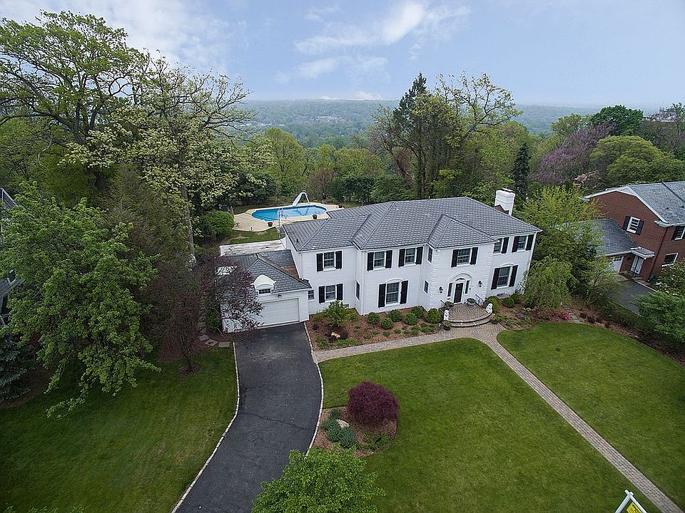 1st image of 40 Crest Dr