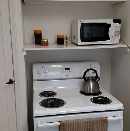 3rd image of 7107 South St
