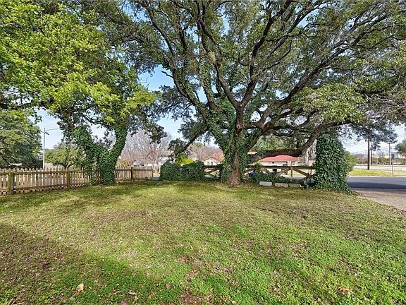 2nd image of 1001 Chimney Rock Dr