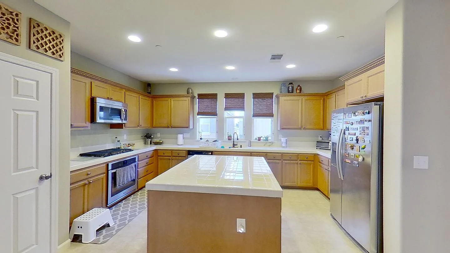 Bright & airy Hayward home near Cal State University - East Bay — Photo 3