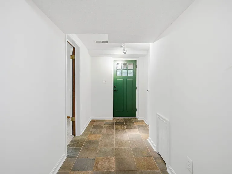 110 Devon Ct — Photo 27