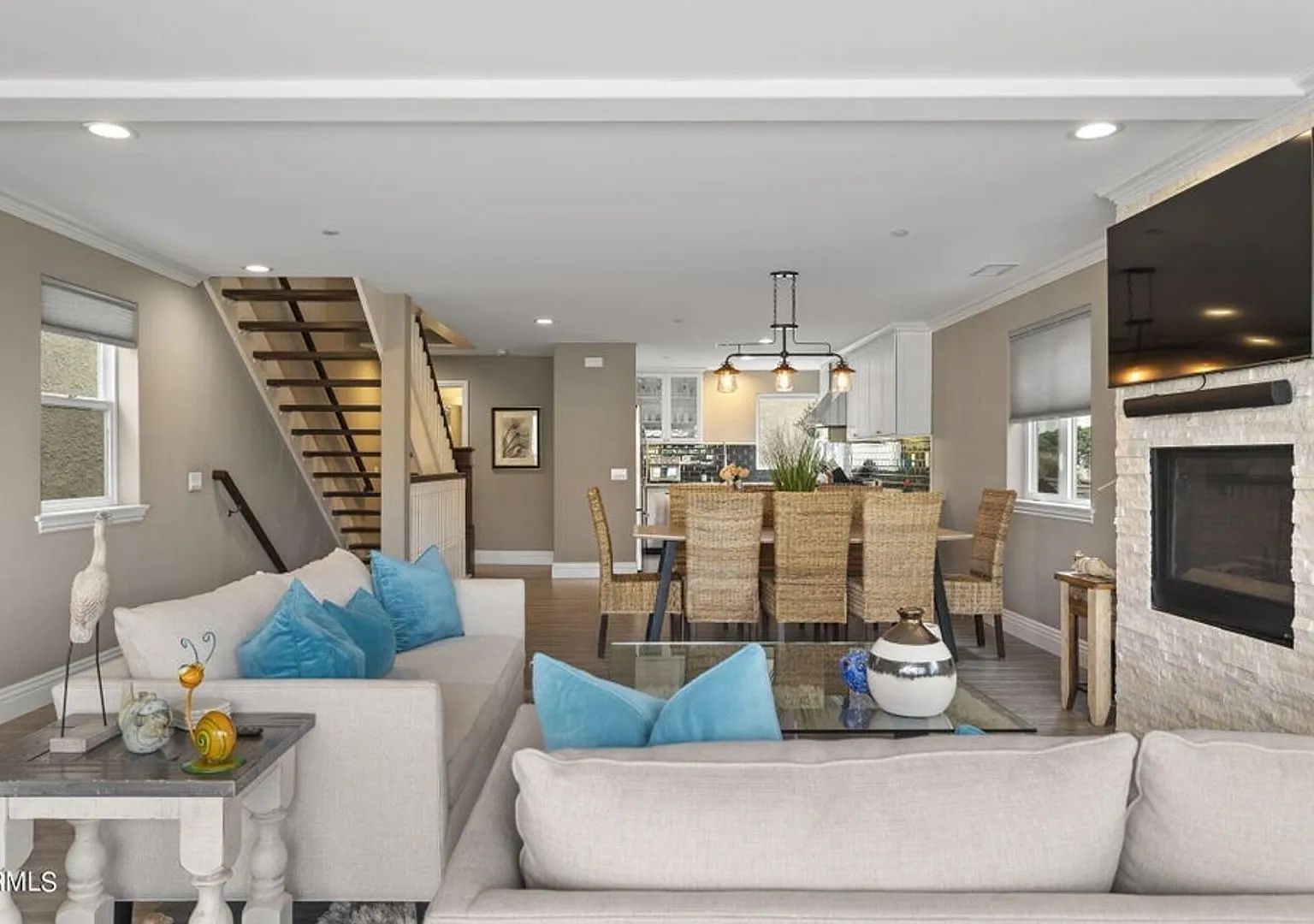 3-Bedroom + 3.5 Bathroom Extravagant Home | Hollywood Beach | Oxnard | Fully Furnished — Photo 4