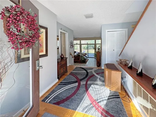 23 Barclay Rd, Newport News, VA 23606