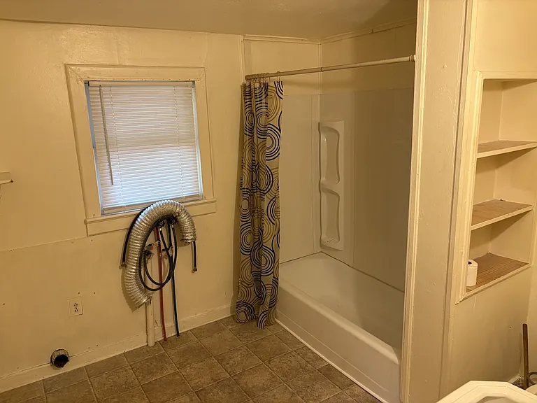 1014 W B St #A — Photo 6