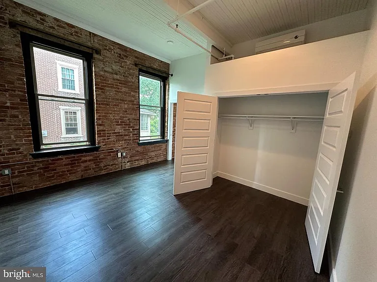 820 W Market St #2B — Photo 10