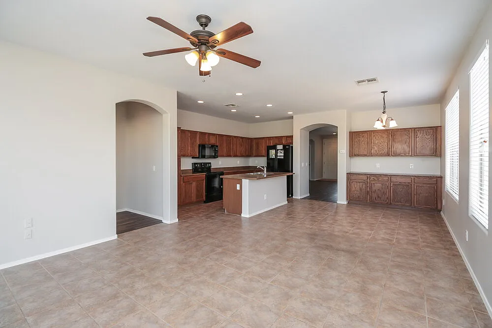 4 bed, 2.0 bath, 2034 sqft, $2,550 — Photo 4