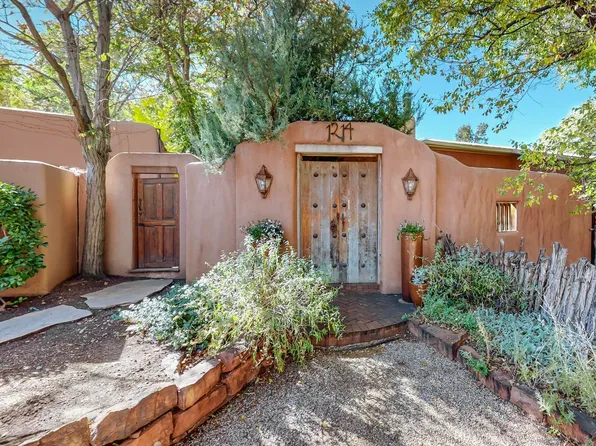1214 Cerro Gordo Rd, Santa Fe, NM 87501