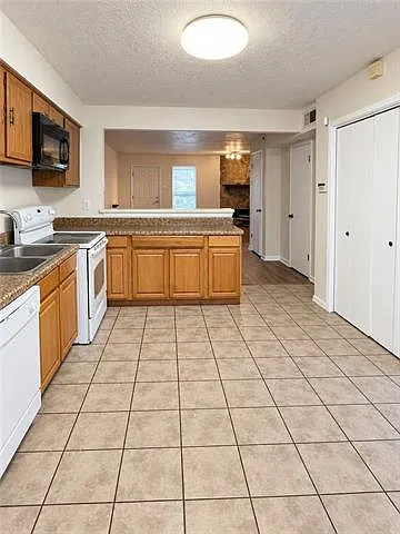 2 bed, 2.5 bath, 1300 sqft, $1,475 — Photo 3