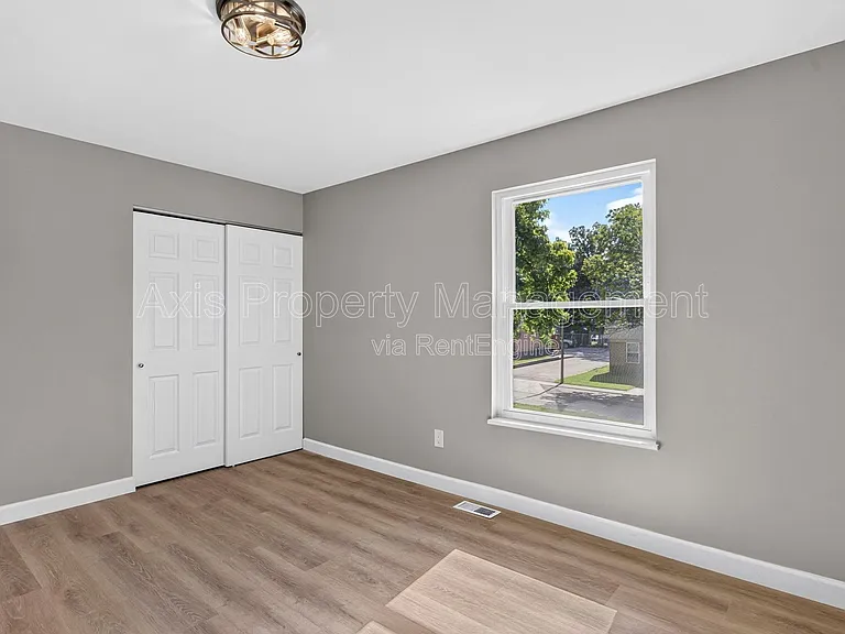 2209 Campus Dr — Photo 15