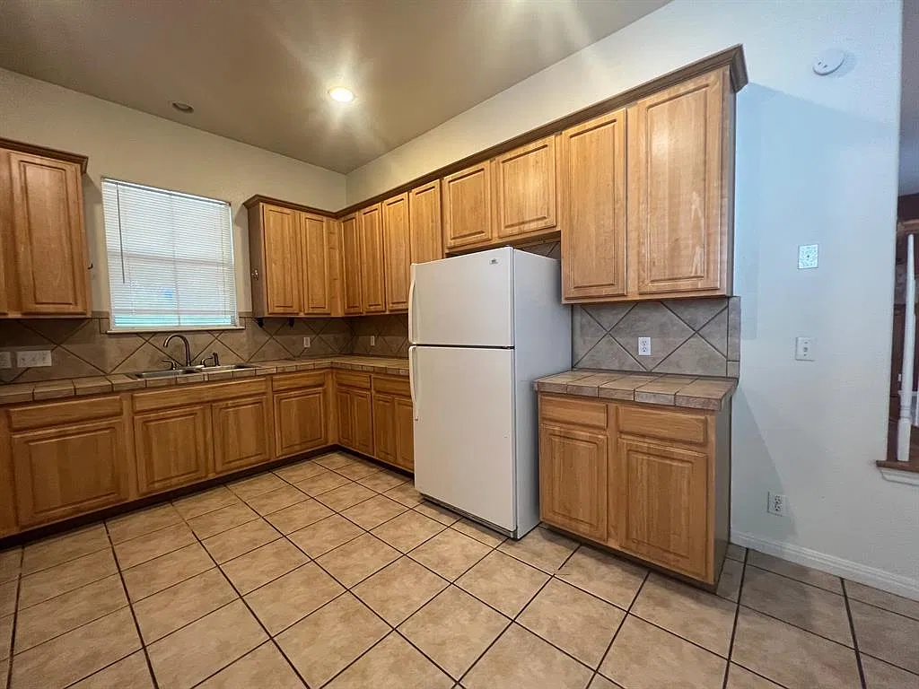 5 bed, 3.5 bath, 3054 sqft, $6,300 — Photo 3