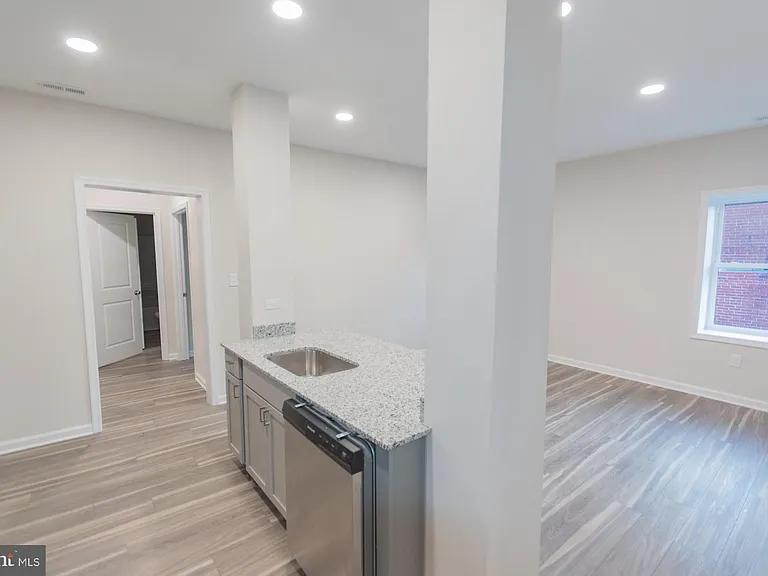 215 King St W #B — Photo 11