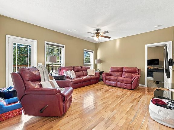 4th image of 391 Autumn Hills Dr