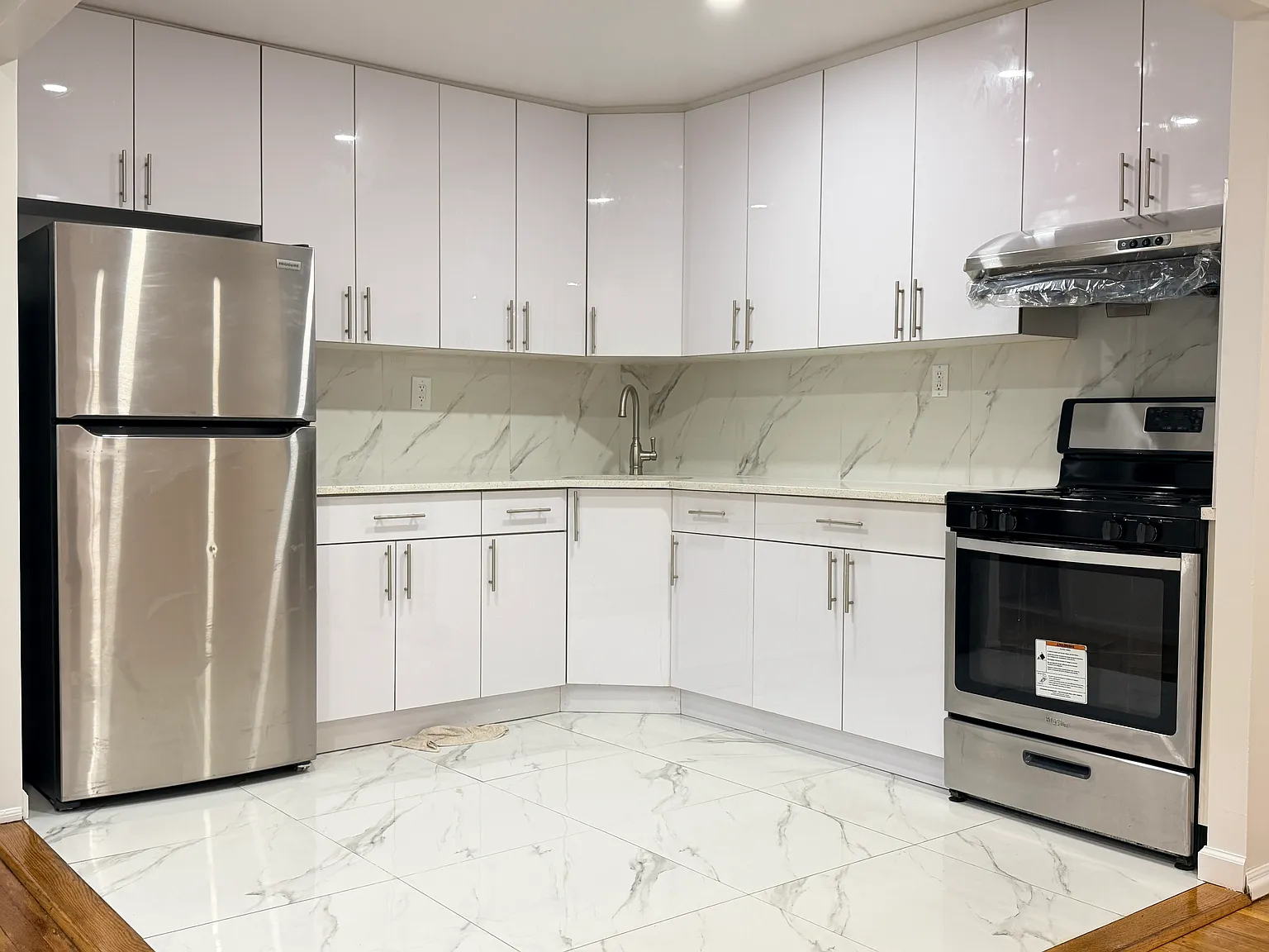 3 bed, 1100 sqft, $3,200 — Photo 1