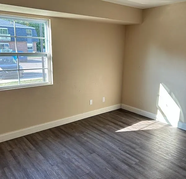 50 Westwood Dr — Photo 3