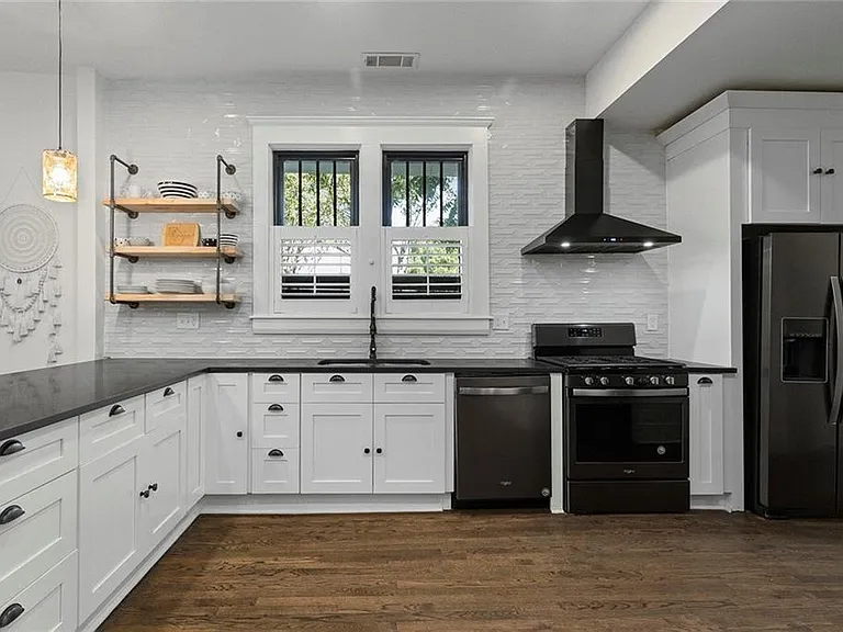563 Parkway Dr NE — Photo 5