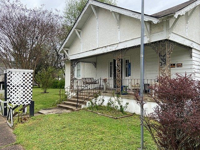2nd image of 302 Ruth St
