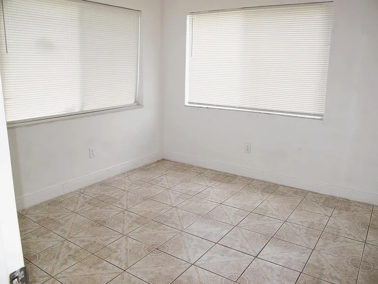 340 NW 6th St #2 — Photo 9