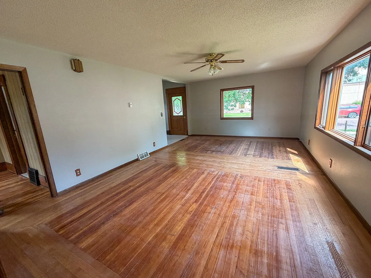 609 N Edmunds- 4 bedroom, 1.5 bathroom house with a large garage, off street parking and central AC. — Photo 3