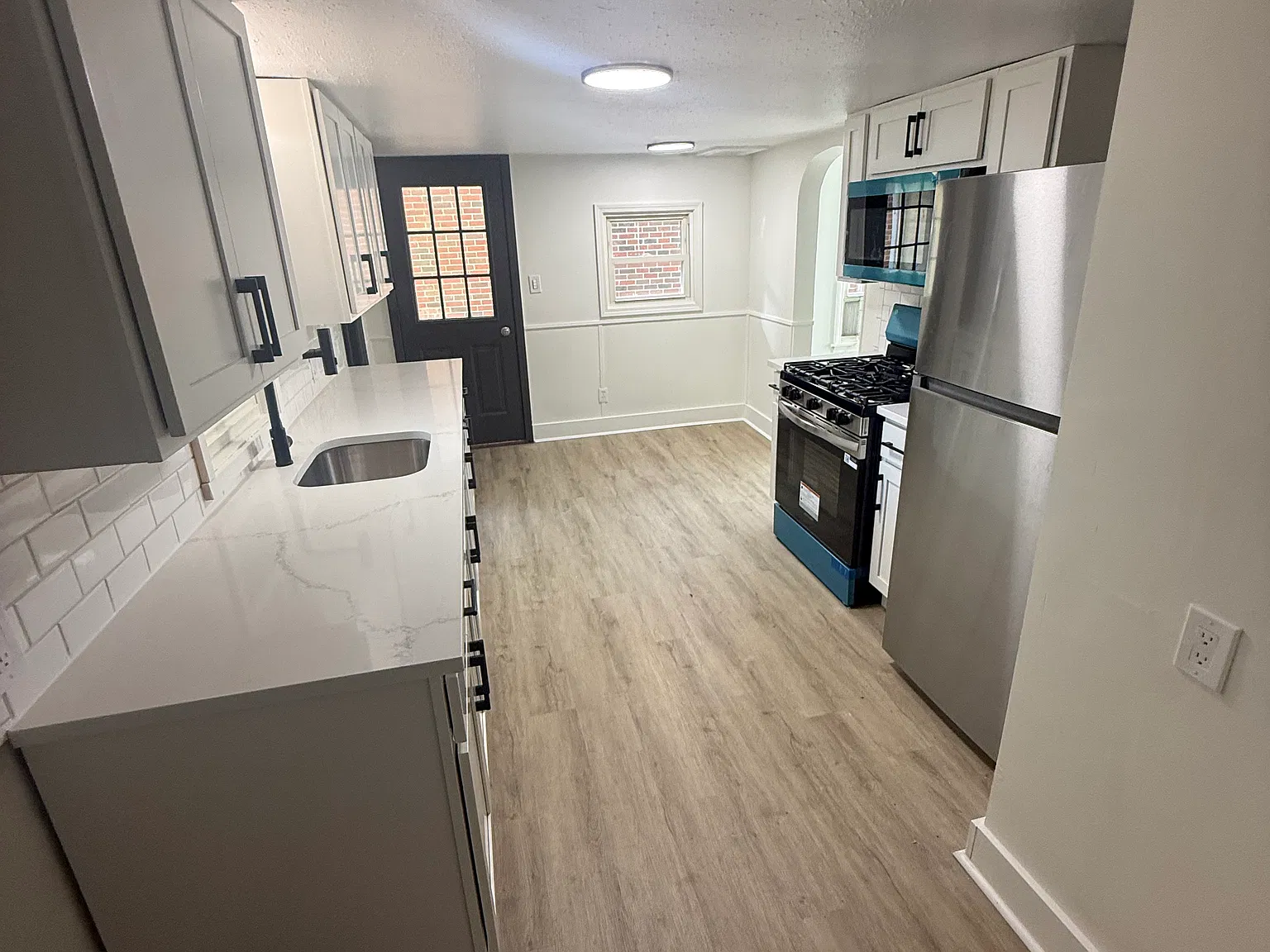 3 bed, 932 sqft, $1,600 — Photo 2