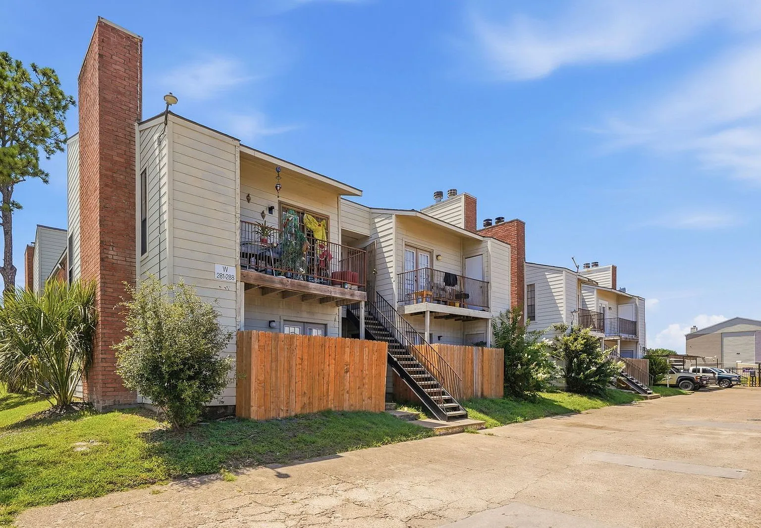 2 bed, 1.0 bath, 870 sqft, $1,175 — Photo 1