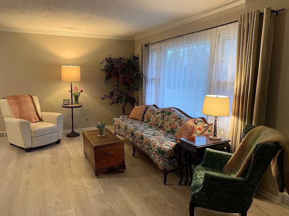 Upstairs Living Room 