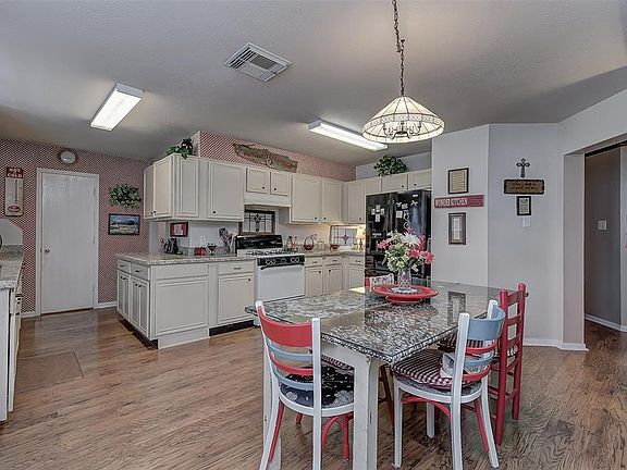 5th image of 831 Victoria Lakes Dr