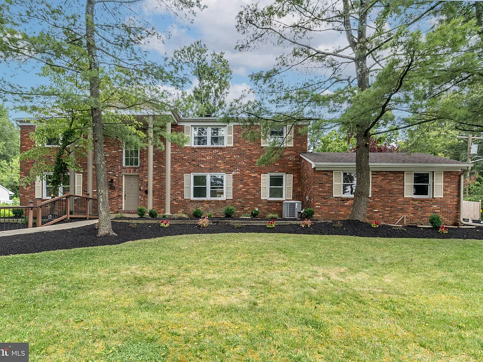 1800 Lark Ln